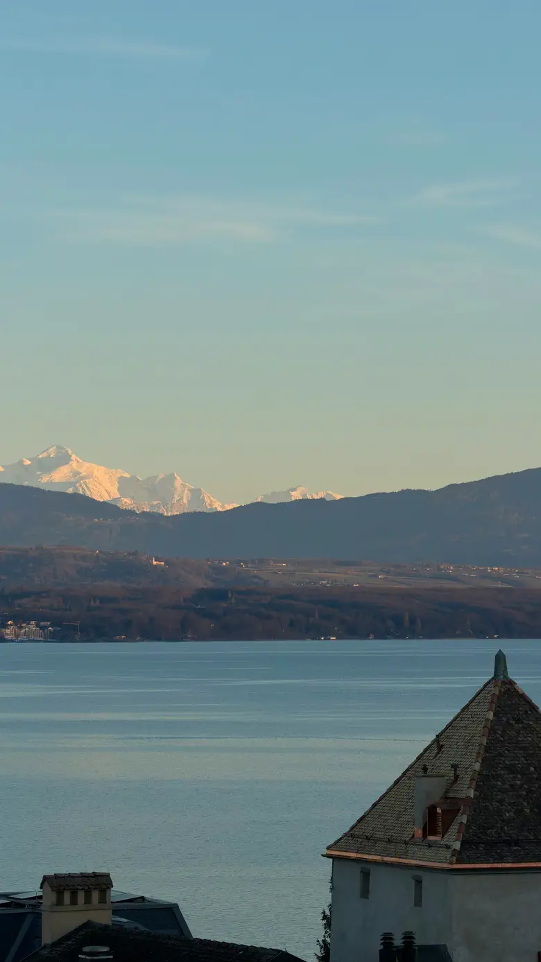Nyon : le Léman et le Mont-Blanc vus de la vieille ville, à côté de la Tour César.